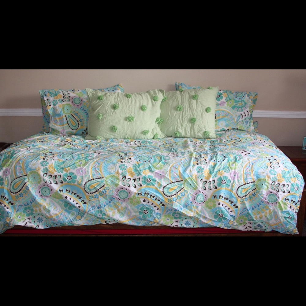 Twin bedding, matching pillow cases and sheets